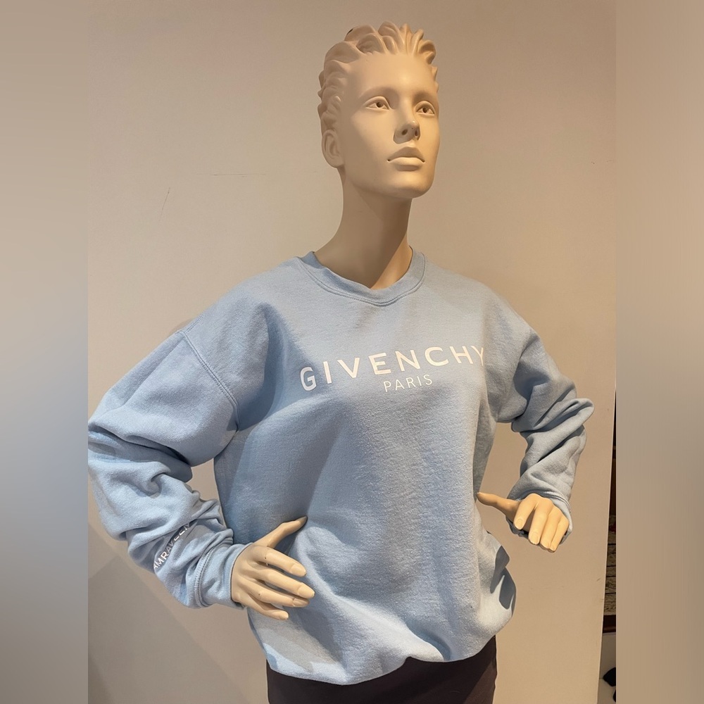 GILDAn | Givenchy Paris sweater baby blue Size medium - Picture 2 of 7